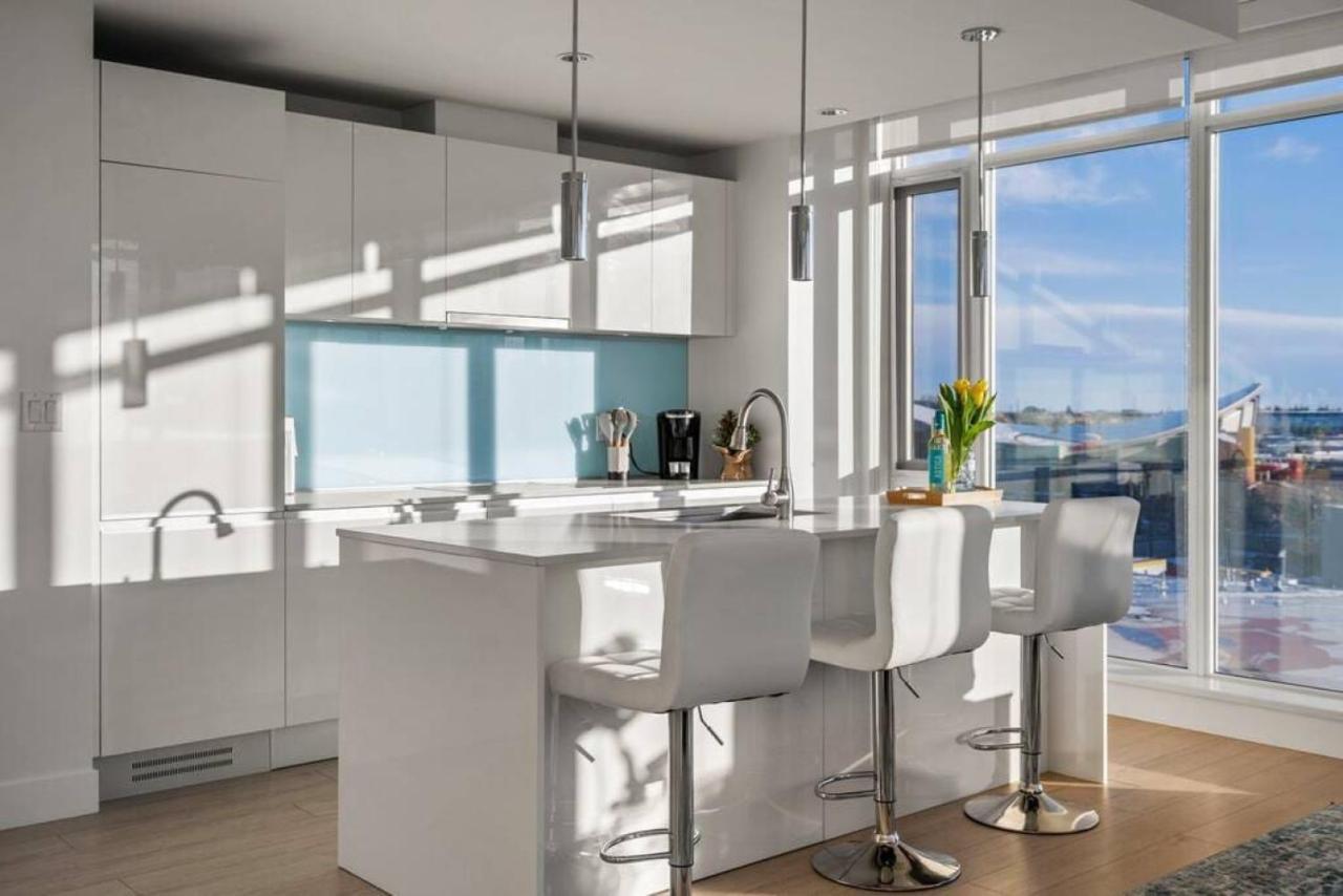 Luxury Apartment On The 9Th Floor Near Stampede, Complimentary Wine, 2 Car Ug Parking Calgary Exterior photo