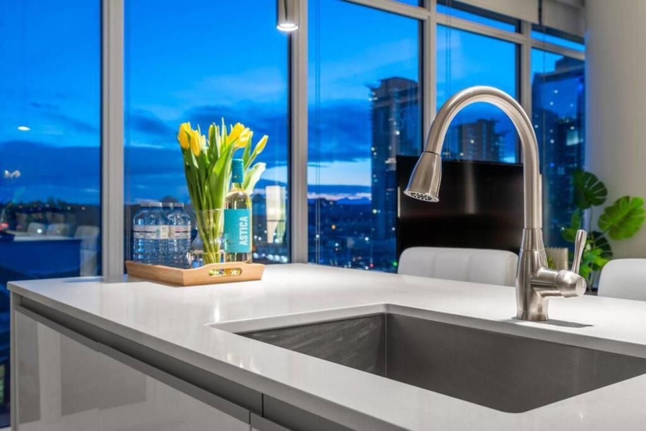 Luxury Apartment On The 9Th Floor Near Stampede, Complimentary Wine, 2 Car Ug Parking Calgary Exterior photo