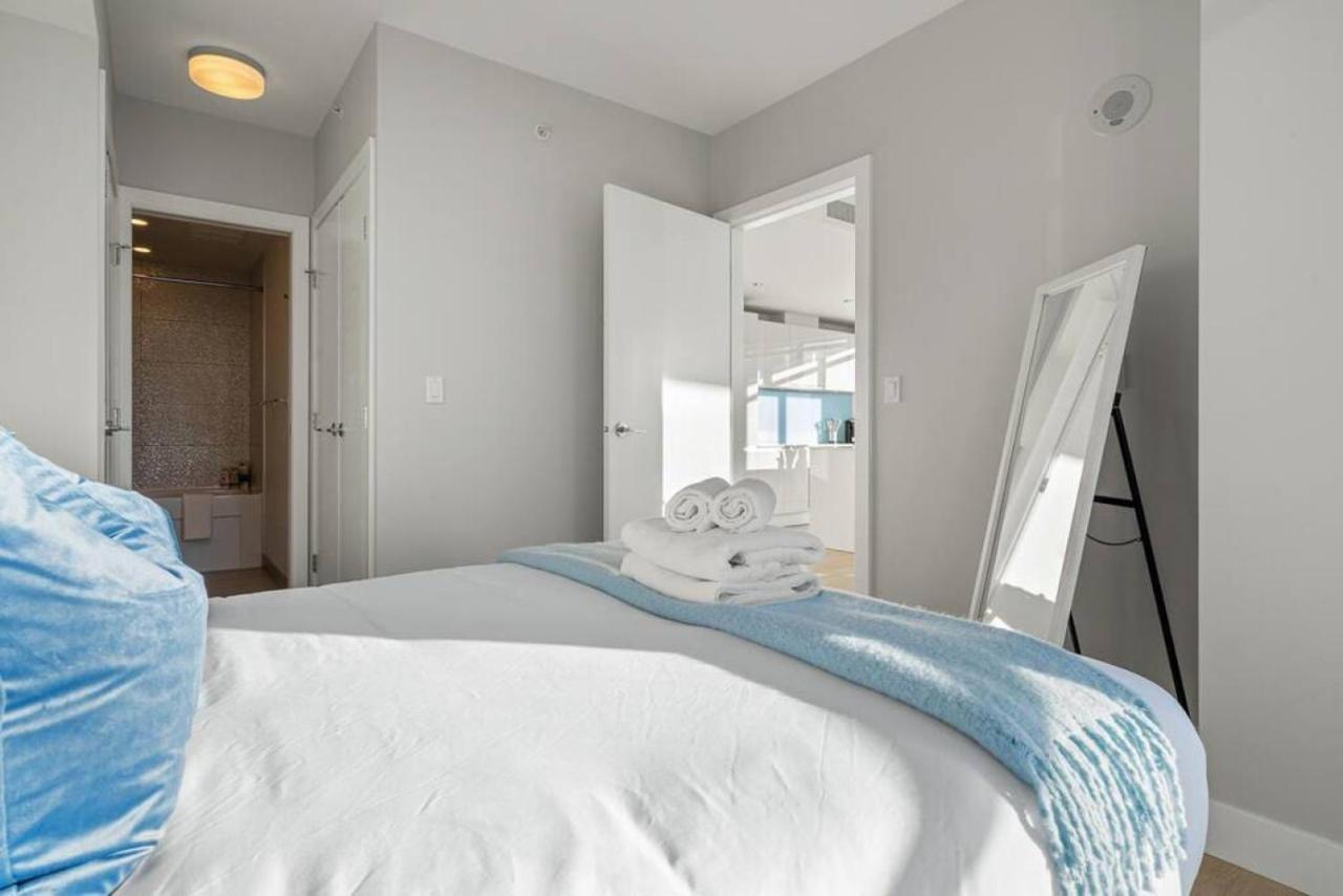 Luxury Apartment On The 9Th Floor Near Stampede, Complimentary Wine, 2 Car Ug Parking Calgary Exterior photo