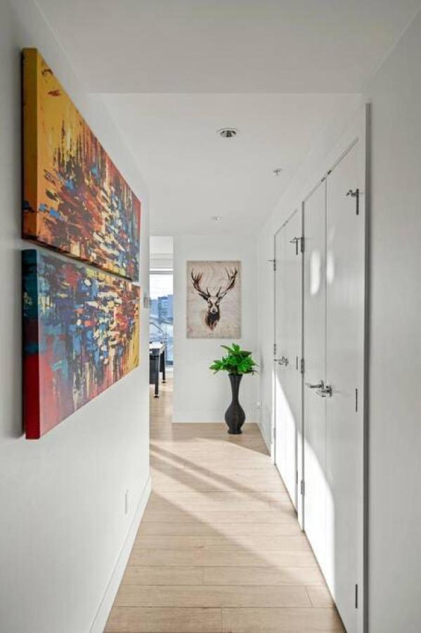 Luxury Apartment On The 9Th Floor Near Stampede, Complimentary Wine, 2 Car Ug Parking Calgary Exterior photo